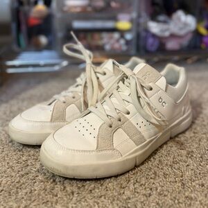 Women’s On Roger Clubhouse Sneakers